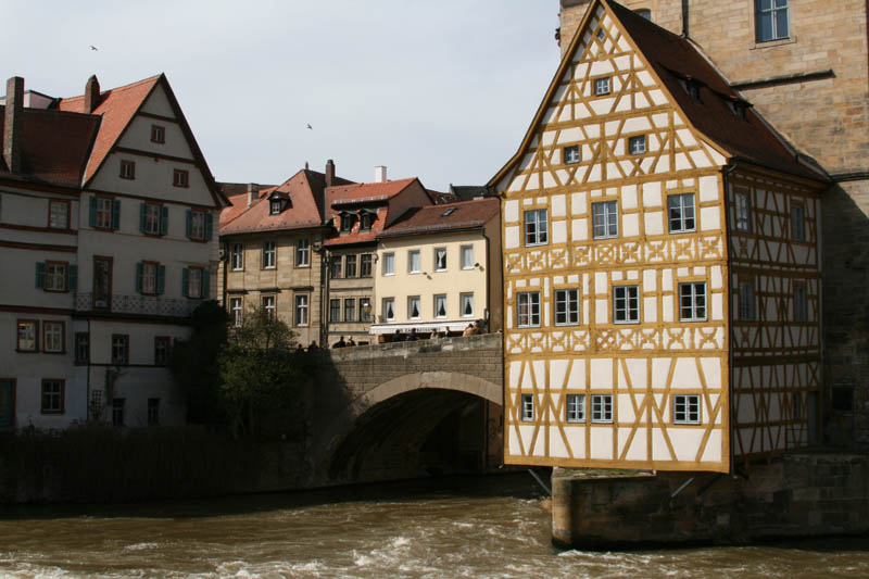 Das Alte Rathaus wurde in die Mitte der Regnitz erbaut. Zwei Brücken führen zum Gebäude.