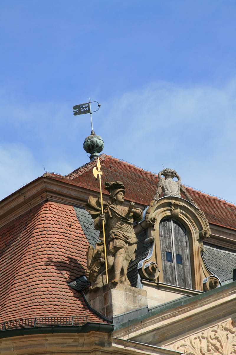 Barocke Statue auf dem Dach des Schloss Weißenstein