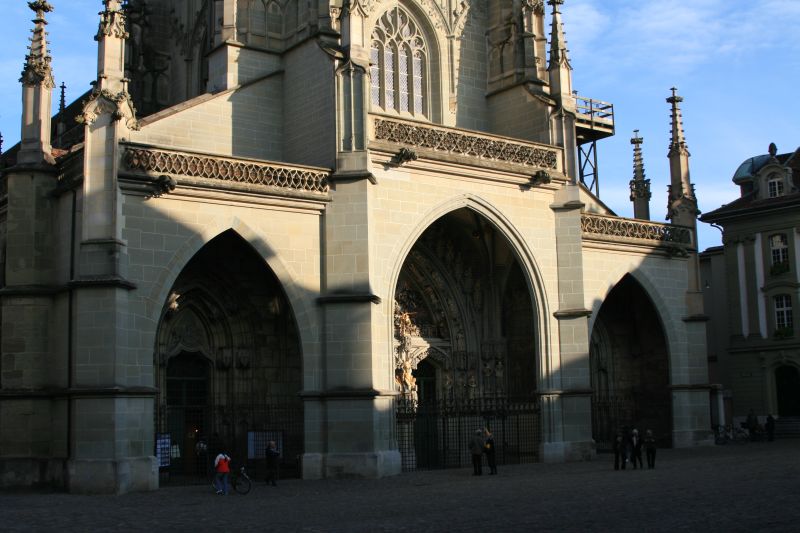 Das Berner Münster ist eine gotische Kathedrale in der Altstadt von Bern. Der Bau wurde 1421 beonnen. Der Kirchturm wurde erst 1893 vollendet und hat eine Höhe von 100 Metern.& Das Münster ist& dem Hl. Vinzenz von Saragossa geweiht und ist die grösste und wichtigste spätmittelalterliche Kirche der Schweiz.