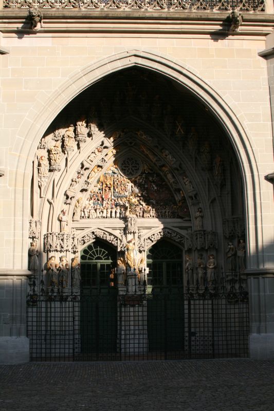 Die 234 fein gearbeiteten Sandsteinfiguren des Münsterportals stellen das Jüngste Gericht dar