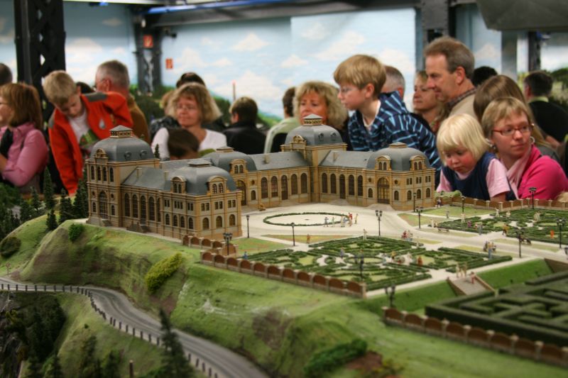 Schloss Löwenstein liegt auf einem Hügel über der Innenstadt von Knuffingen