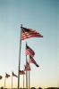 Amerikanische Flaggen rund um das Washington Memorial.