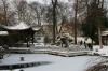 Mit Schnee überdeckter Chinesischer Garten im Bethmannpark Frankfurt