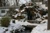 Mit Schnee überdeckter Chinesischer Garten im Bethmannpark Frankfurt