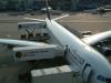 Flugzeug der Lufthansa mit zwei angedockten Wagen der LSG SKY Chefs.