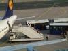 Passagiere, die einen Lufthansa Airbus über die Treppe verlassen