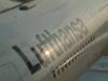 Lufthansa Schriftzug auf einem Flugzeug.