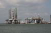Mehre Ölplatformen liegen im Hafen von Galveston