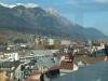 Blick �ber einen Teil der Altstadt von Innsbruck. Im Hintergrund ist ein Ausschnitt der gewaltigen Bergkulisse zu sehen.