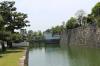 Östliche Brücke und Eingangstor zum Honmaru Garten innerhalb des Nijō Castle