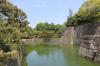 Innerer Burggraben und massive Steinmauer der Nijō Burg