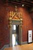 Reich verzierte Tür mit dem Wappen König Franz I.