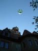 Ein Heissluftballoon fährt über die Ronneburg