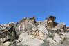 Große Steine im Qobustan-Nationalpark. An allen möglichen Stellen sind sie mit steinzeitlichen Felszeichnungen bedeckt.