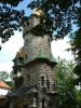 Der Mutterturm erinnert ein wenig an einen verwunschenen Magierturm. Er ist erst 200 Jahre alt und könnte denoch von der Anmutung her aus dem Mittelalter stammen. Tatsächlich entspricht er jedoch eher nur dem verklärten Blick des 18. Jahrhunderts auf die Architektur des Mittelalters.
