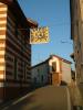 Eine Straße bei Asti im goldenen Schein der untergehenden Sonne