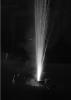 Flammen schießen aus einem Silvesterfeuerwerk (Schwarz-Weiß-Aufnahme)