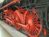 Laufräder einer großen Dampflok in der Ausstellungshalle des Technikmuseums Speyer