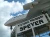 Eine gewaltige Lufthansa Boeing 747-200 ist das Wahrzeichen und die Hauptattraktion des Technikmuseums Speyer. Das Flugzeug steht in Abflugposition auf einem Gerüst und überragt die gesamte Umgebung.