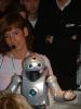 CeBIT 2004: Ein neuer Roboter von Sony zeigt seine F�higkeiten als "Tanzmaus"
