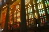 Licht strömt durch die farbigen Scheiben der Basilika