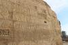 Diese Wand ist faktisch eine art gigantische Spendenquittung. Sie listet alle Waren und Schätze, die vom Pharao an den Tempel von Karnak gespendet wurden.