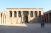 Vorhof mit Vorhalle (Papyruswald) des Tempels mit halbhoher Mauer