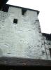 Der massive Bergfried der Burg Schattenburg
