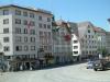 Historische Gebäude mit Hotels und Gasthäusern in der Altstadt von Maria Einsiedeln
