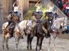 Die Cascadeurs Associés in voller Montur auf ihren furchtlosen Pferden