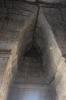 Man kann sehen, dass die antiken Khmer keine Rundbögen kann. Stattdessen sind die Deckenstein jeweils leicht versetzt und erzeugen somit ein schmales Gewölbe. Sehr große Spannweiten und damit breite Gänge sind mit dieser Bauweise aber nicht zu erreichen.