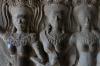 Steinrelief mit drei Tänzerinnen – so genannten Apsaras