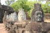 Dämonen bewachen die südliche Brücke über den Graben um Angkor Thom