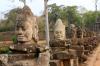 Dämonen bewachen die nördliche Brücke über den Graben um Angkor Thom