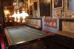 Billiardtisch umgeben von den barocken Gemälden und Unmengen an Blattgold