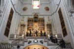 Im südlichen Querschiff der Almudena Kathedrale befindet sich der Altar der Virgen de la Almudena, der Patronin von Madrid.