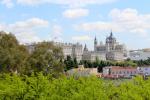 Blick von der Terrasse des Templo de Debod auf das Königsschloss von Madrid