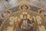Mosaik mit einem Abbild Kaiser Karls des Großen. Der Mosaikboden des Chores vor dem Dreikönigenschrein wurde 1885 bis 1892 von August Essenwein entworfen. Die Ausführung geschah durch die Firma Villeroy & Boch.