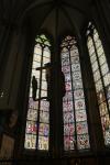 Die gotischen Fenster über der Achskapelle hinter dem Schrein sind die ältesten des Kölner Doms