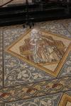 Der Mosaikboden des Chores vor dem Dreikönigenschrein wurde 1885 bis 1892 von August Essenwein entworfen. Die Ausführung geschah durch die Firma Villeroy & Boch.