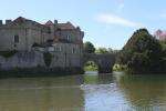 Torhaus des Leeds Castle mit der Brücke über den Wassergraben