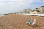 Liegestühle am Strand von Brighton