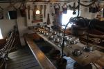 Besteck und Essensutensilien der Crew auf dem Kanonendeck der HMS Warrior