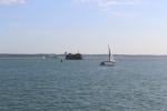 Einfahrt zum Hafen von Portsmouth. Am Horizont ist die Isle of Wight zu sehen.