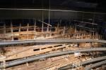 Ungefähr die Hälfte der Mary Rose hat die Jahrhunderte auf dem Meeresgrund überstanden. Sie wird nur restauriert und konserviert. Es ist wichtig zu verhindern, dass das uralte Holz verfällt.