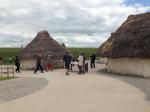 Eine Rekonstruktion zeigt wie das Lager der Bauarbeiter von Stonehenge möglicherweise ausgesehen hat