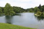 Der große künstliche See in der Mitte der Gärten von Stourhead