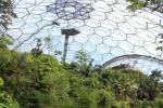 Das Plastikdach des Gewächshauses für tropisch-feuchte Klimazonen scheint direkt einem Science Fiction Film entsprungen zu sein
