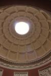 Im Inneren des Pantheon Gebäudes in den Gärten von Stourhead
