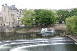 Der Fluss Avon direkt neben der Pulteney Brücke